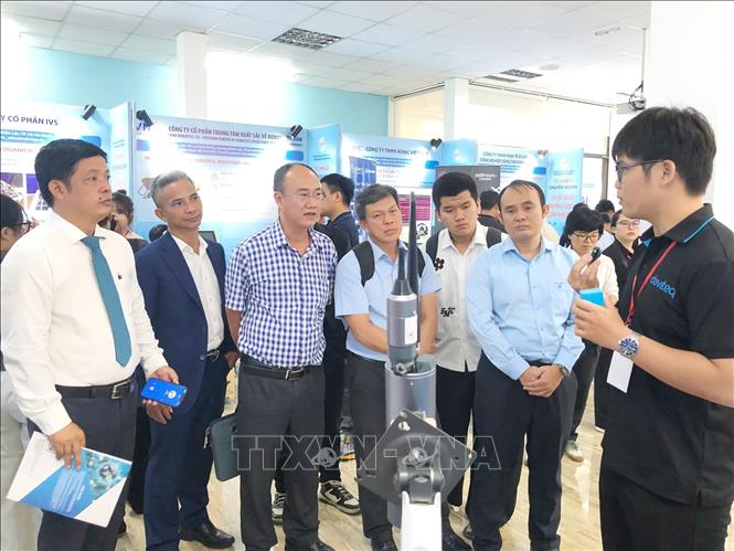 Các đại biểu tham quan gian hàng trưng bày, giới thiệu công nghệ, thiết bị. Ảnh: Thu Hoài - TTXVN