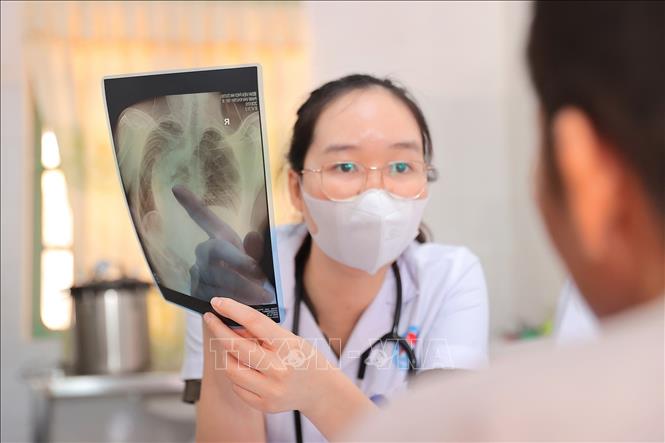 Bác sĩ  Bệnh viện phổi Hải Dương khám, tư vấn cho người dân đến khám sàng lọc bệnh lao tháng 10/2026. Ảnh: Minh Quyết – TTXVN