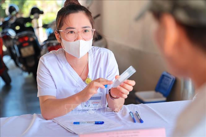 Nhân viên y tế hướng dẫn người dân lấy mẫu xét nghiệm Xpert, chẩn đoán vi khuẩn lao. Ảnh: Minh Quyết – TTXVN