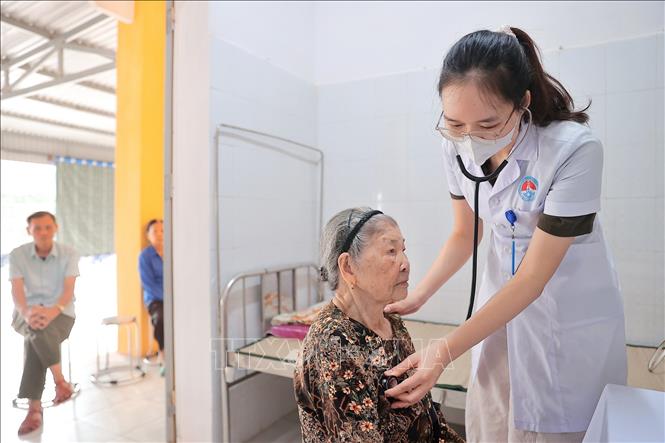 Bác sĩ  Bệnh viện phổi Hải Dương khám, tư vấn cho người dân đến khám sàng lọc bệnh lao tháng 10/2026. Ảnh: Minh Quyết – TTXVN