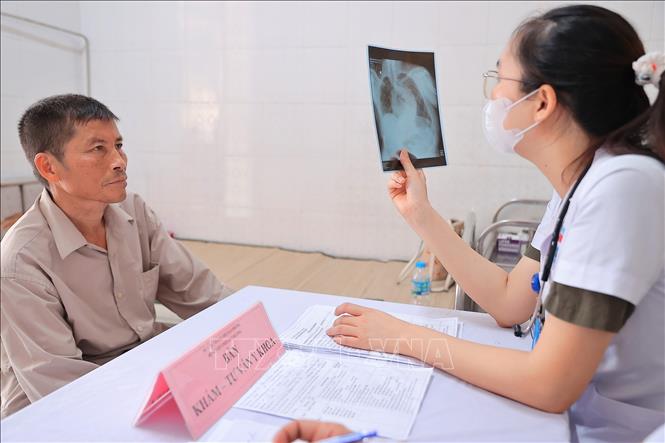 Bác sĩ  Bệnh viện phổi Hải Dương khám, tư vấn cho người dân đến khám sàng lọc bệnh lao tháng 10/2026. Ảnh: Minh Quyết – TTXVN