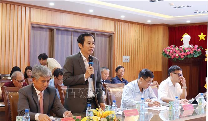 Bác sĩ Trần Văn Khanh, Giám đốc Bệnh viện Lê Văn Thịnh Thành phố Hồ Chí Minh trình bày tham luận tại Tọa đàm. Ảnh: Đinh Hằng - TTXVN