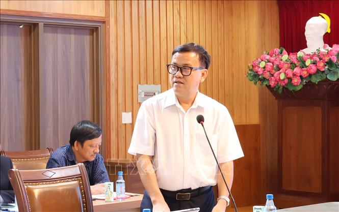 Tiến sĩ, bác sĩ Huỳnh Minh Chín, Phó Giám đốc Sở Y tế Thành phố Hồ Chí Minh trình bày tham luận tại Tọa đàm. Ảnh: Đinh Hằng - TTXVN