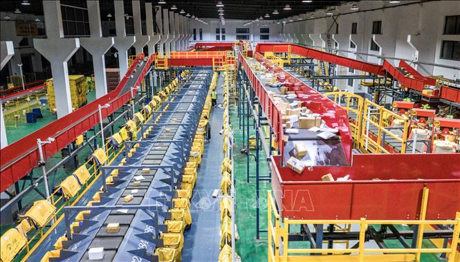 Dây chuyền phân loại bưu kiện của một công ty chuyển phát nhanh ở tỉnh Giang Tô, Trung Quốc. Ảnh: THX/TTXVN phát