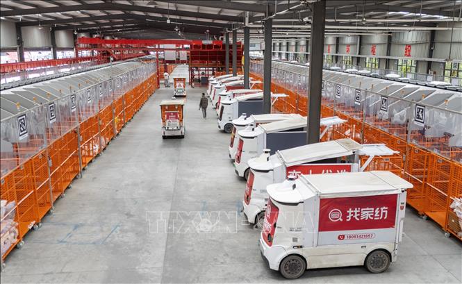 Các phương tiện tự hành vận chuyển hàng hóa tại trung tâm điều phối phương tiện tự hành thông minh ở tỉnh Giang Tô, Trung Quốc. Ảnh: THX/TTXVN phát