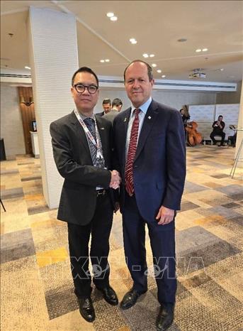 Bộ trưởng Kinh tế và Công nghiệp Israel Nir Barkat (bên phải) và ông Lê Thái Hòa, Tham tán Thương mại Việt Nam tại Israel. Ảnh: TTXVN phát