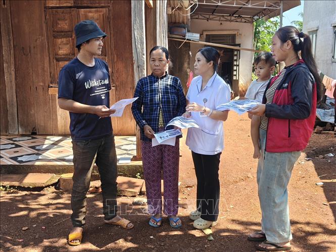 Bà Mai Thị Hồng Vân, nhân viên Trạm Y tế xã Đa Kia, tuyên truyền cho đồng bào thiểu số thôn Bình Hà về phòng bệnh dại. Ảnh: K GỬIH - TTXVN 