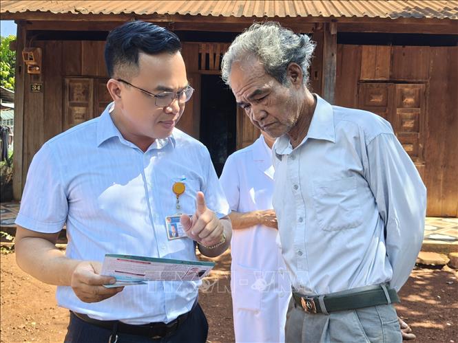 Bác sĩ Nguyễn Văn Đức, Giám đốc Trạm Y tế xã Đa Kia, tuyên truyền cho đồng bào thiểu số thôn Bình Hà về công tác phòng bệnh dại. Ảnh: K GỬIH - TTXVN 