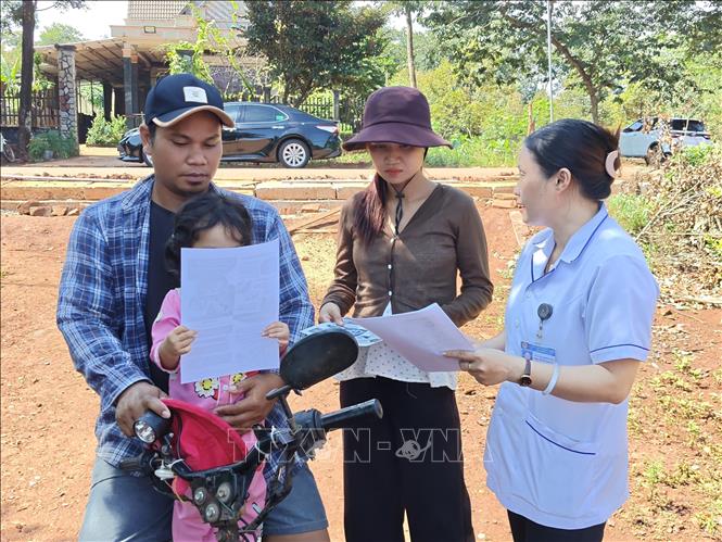 Bà Mai Thị Hồng Vân, nhân viên Trạm Y tế xã Đa Kian tuyên truyền cho đồng bào thiểu số thôn Bình Hà về cách phòng bệnh dại. Ảnh: K GỬIH-TTXVN 