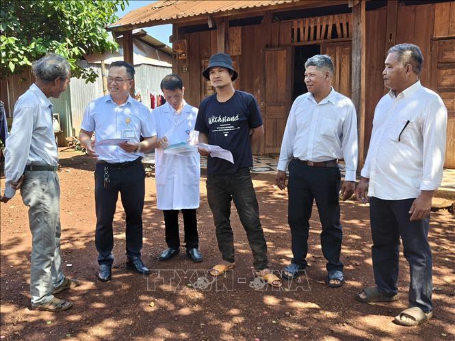 Trạm Y tế xã Đa Kia cùng cán bộ thôn tuyên truyền cho đồng bào thiểu số thôn Bình Hà cách phòng bệnh dại. Ảnh: K GỬIH- TTXVN 