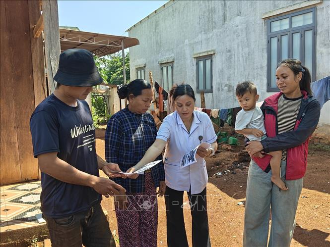 Bà Mai Thị Hồng Vân, nhân viên Trạm Y tế xã Đa Kia, tuyên truyền cho đồng bào thiểu số thôn Bình Hà về công tác phòng bệnh dại. Ảnh: K GỬIH - TTXVN 