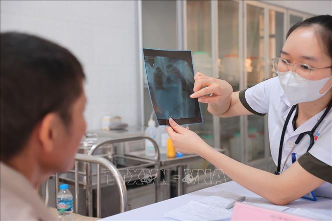 Bác sĩ Bệnh viện phổi Hải Dương khám, tư vấn cho người dân đến khám sàng lọc bệnh lao tháng 10/2026. Ảnh: Minh Quyết – TTXVN