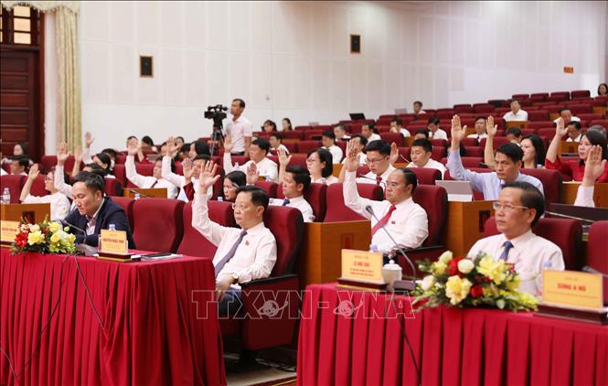 Các đại biểu thông qua nghị quyết. Ảnh: Quý Trung - TTXVN