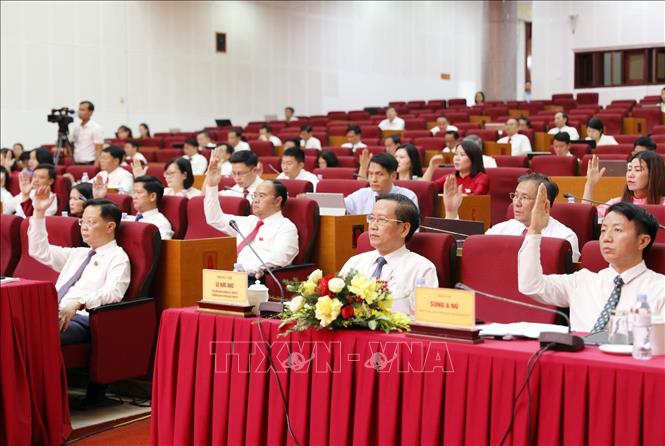 Các đại biểu thông qua nghị quyết. Ảnh: Quý Trung - TTXVN