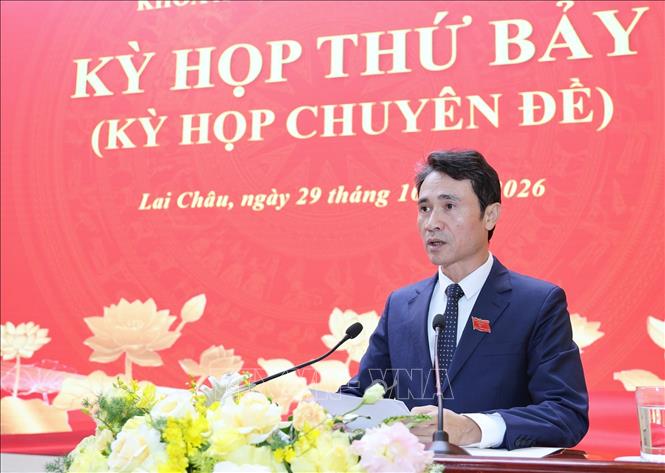 Phó Chủ tịch UBND tỉnh Lai Châu Hà Trọng Hải báo cáo các tờ trình tại kỳ họp. Ảnh: Quý Trung - TTXVN