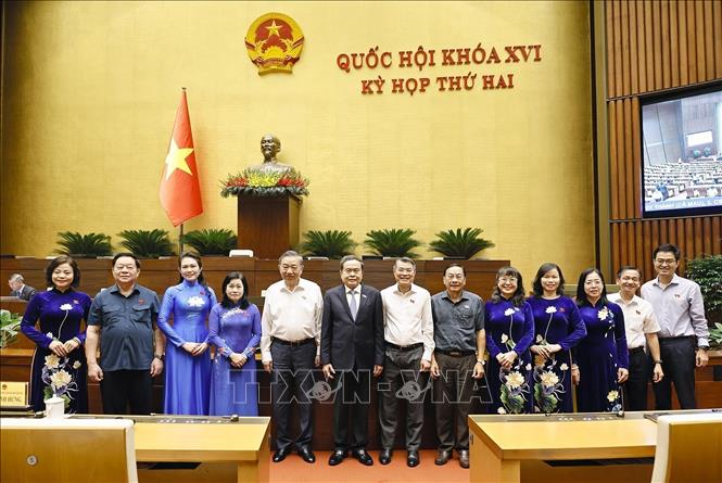 Tổng Bí thư, Chủ tịch nước Tô Lâm, Thủ tướng Lê Minh Hưng, Chủ tịch Quốc hội Trần Thanh Mẫn với đại biểu. Ảnh: Doãn Tấn - TTXVN