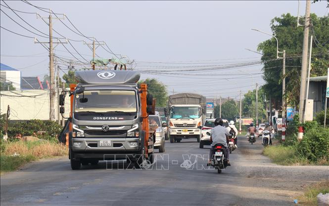 Quốc lộ 62 là tuyến giao thông huyết mạch kết nối trung tâm tỉnh Tây Ninh với vùng Đồng Tháp Mười và Cửa khẩu quốc tế Bình Hiệp, nhưng nhiều đoạn đã xuống cấp sau gần 30 năm khai thác. Ảnh: Bùi Giang - TTXVN
