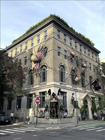Tòa nhà bề thế ngay góc phố Tây 4 (W 4th St) và Waverly Place khiến người qua đường ngỡ ngàng trước đại cảnh đàn nhện khổng lồ bám chặt mặt tiền gạch cổ kính, bên dưới là pháo đài bóng tối được dàn dựng công phu, quy mô như một bối cảnh phim điện ảnh. Ảnh: Lê Hoàng-PV TTXVN tại New York, Mỹ
