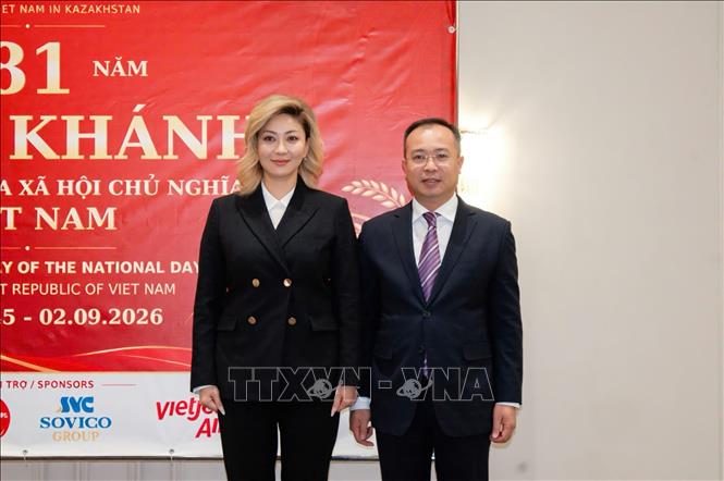 Đại sứ Nguyễn Thành Lê và Thứ trưởng thứ nhất Bộ Thương mại và Hội nhập Kazakhstan Aizhan Bizhanova. Ảnh: TTXVN phát