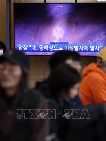 Màn hình tivi tại ga Seoul ở thủ đô Seoul (Hàn Quốc) ngày 29/10/2026 phát bản tin về việc Triều Tiên phóng khoảng 10 tên lửa đạn đạo tầm ngắn về phía vùng biển phía Đông bán đảo Triều Tiên. Ảnh: Yonhap/TTXVN phát