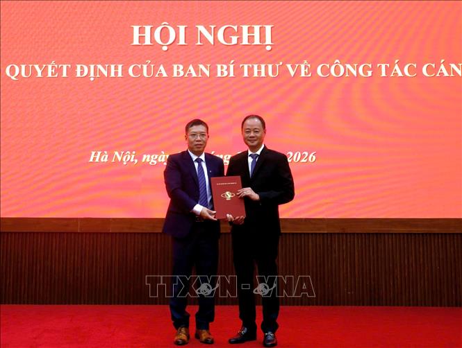 Giáo sư, Viện sĩ Trần Hồng Thái, Ủy viên Trung ương Đảng, Chủ tịch Viện Hàn lâm Khoa học và Công nghệ Việt Nam trao Quyết định bổ nhiệm Giáo sư, Tiến sĩ Trần Đại Lâm (bên trái). Ảnh: Thu Phương - TTXVN