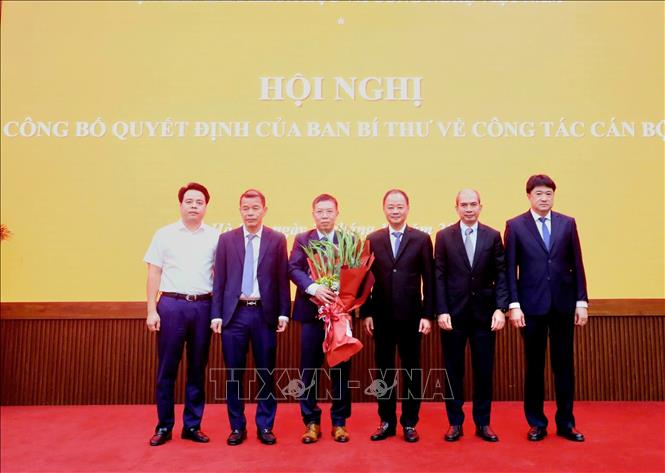 Giáo sư, Tiến sĩ Trần Đại Lâm nhận hoa chúc mừng của lãnh đạo Viện Hàn lâm Khoa học và Công nghệ Việt Nam. Ảnh: Thu Phương - TTXVN