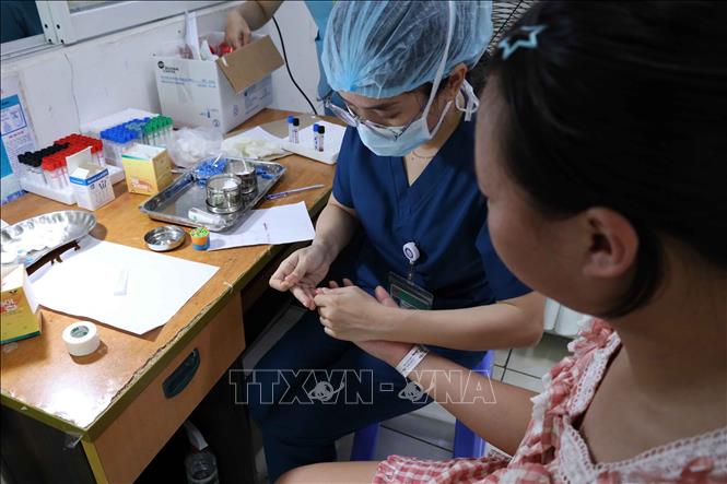 Làm các xét nghiệm kiểm tra sức khỏe bệnh nhi đang điều trị tại khoa Y học nhiệt đới Nhi – Hồi sức tích cực và bệnh lý, Bệnh viện Phụ sản – Nhi Đà Nẵng. Ảnh: Trần Lê Lâm - TTXVN 