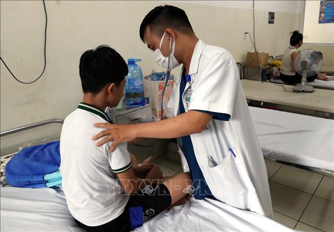 Nhân viên y tế chăm sóc, theo dõi bệnh nhi đang điều trị cúm A tại khoa Y học nhiệt đới Nhi – Hồi sức tích cực và bệnh lý, Bệnh viện Phụ sản – Nhi Đà Nẵng. Ảnh: Trần Lê Lâm - TTXVN 