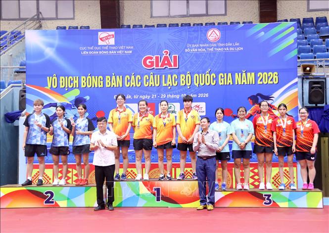 Trao giải cho vận động viên có thành tích thi đấu xuất sắc ở các nội dung thi đấu. Ảnh: Hoài Thu – TTXVN