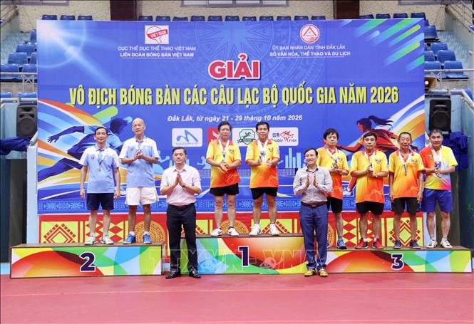 Trao giải cho vận động viên có thành tích thi đấu xuất sắc ở các nội dung thi đấu. Ảnh: Hoài Thu – TTXVN