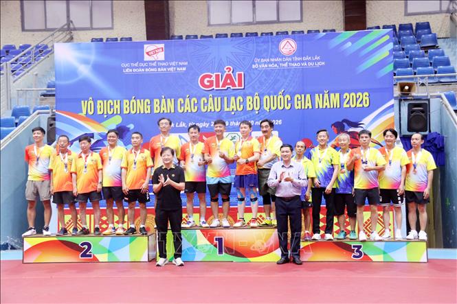 Trao giải cho vận động viên có thành tích thi đấu xuất sắc ở các nội dung thi đấu. Ảnh: Hoài Thu – TTXVN