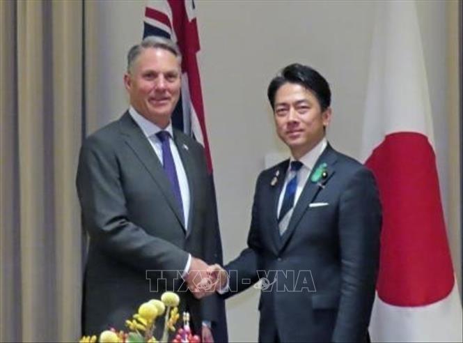 Bộ trưởng Quốc phòng Nhật Bản Shinjiro Koizumi (phải) và người đồng cấp Australia Richard Marles trước cuộc hội đàm tại Melbourne, ngày 18/4/2026. Ảnh: Kyodo/TTXVN phát