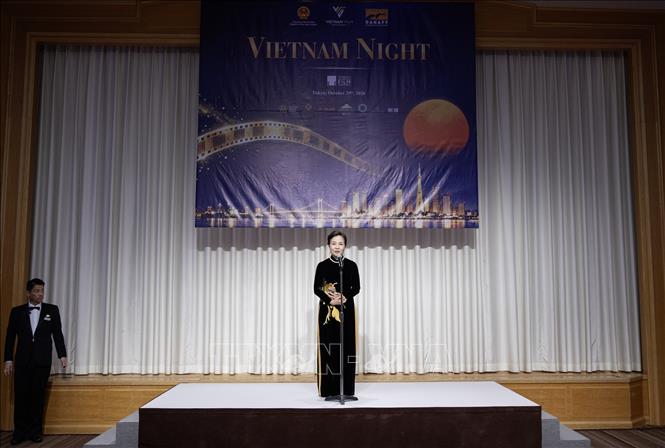 Tiến sỹ Ngô Phương Lan, Chủ tịch VFDA phát biểu khai mạc sự kiện Viet Nam Night diễn ra tối 29/10. Ảnh: Xuân Giao - PV TTXVN tại Nhật Bản