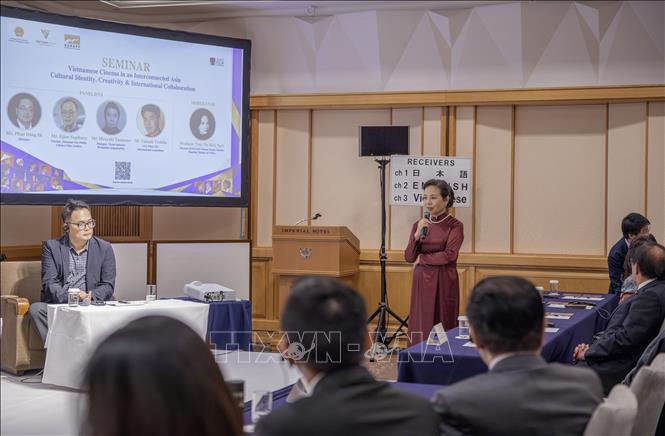 Tiến sỹ Ngô Phương Lan, Chủ tịch VFDA chia sẻ với các đạo diễn, nhà sản xuất và khách mời tham dự phiên Thảo luận. Ảnh: Hữu Thắng - PV TTXVN tại Nhật Bản