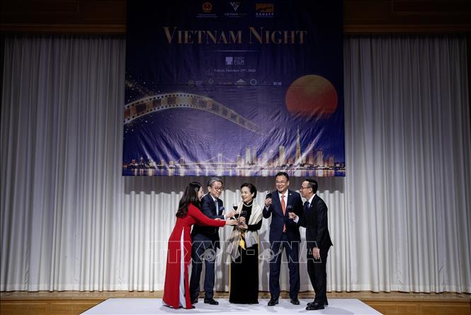 Đại sứ Phạm Quang Hiệu, Tiến sỹ Ngô Phương Lan cùng các đại biểu nâng ly bắt đầu sự kiện Vietnam Night. Ảnh: Hữu Thắng - PV TTXVN tại Nhật Bản