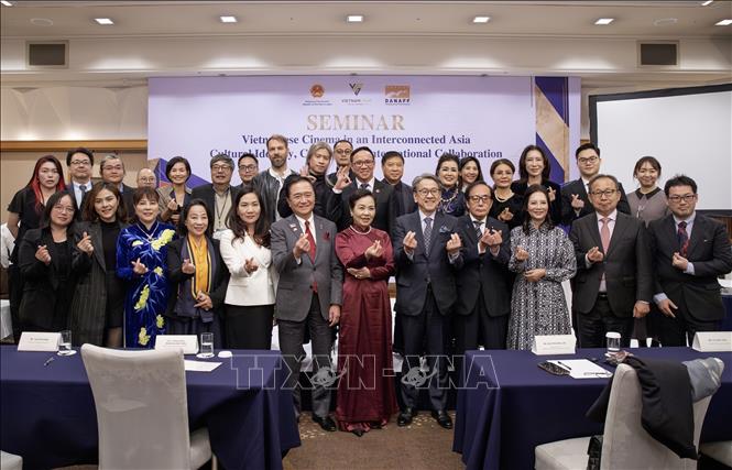 Tiến sỹ Ngô Phương Lan, Chủ tịch VFDA cùng các đại biểu, khách mời chụp ảnh lưu niệm. Ảnh: Hữu Thắng - PV TTXVN tại Nhật Bản