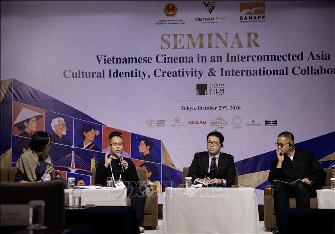 Các đạo diễn, nhà sản xuất Nhật Bản và Việt Nam chia sẻ ý kiến, trao đổi kinh nghiệm trong phiên Thảo luận thứ nhất. Ảnh: Hữu Thắng - PV TTXVN tại Nhật Bản