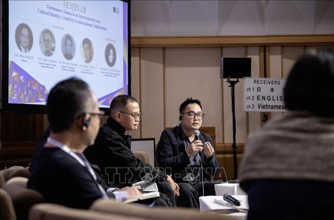 Đạo diễn Phan Đăng Di phát biểu trong phiên Thảo luận thứ nhất tại Hội thảo. Ảnh: Hữu Thắng - PV TTXVN tại Nhật Bản