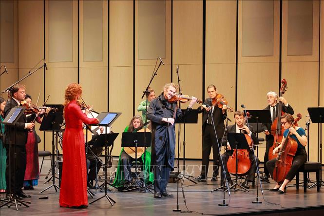 Các nghệ sĩ biểu diễn trong chương trình hoà nhạc “Four Seasons With Love”. Ảnh: TTXVN phát 