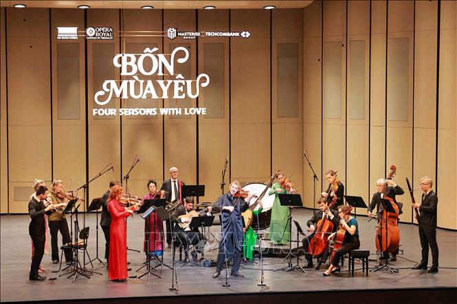 Các nghệ sĩ biểu diễn trong chương trình hoà nhạc “Four Seasons With Love”. Ảnh: TTXVN phát 
