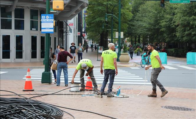 Công nhân lắp đặt đường cáp viễn thông tại khu vực Silver Spring, bang Maryland.  Ảnh: Quang Thịnh - PV TTXVN tại Mỹ