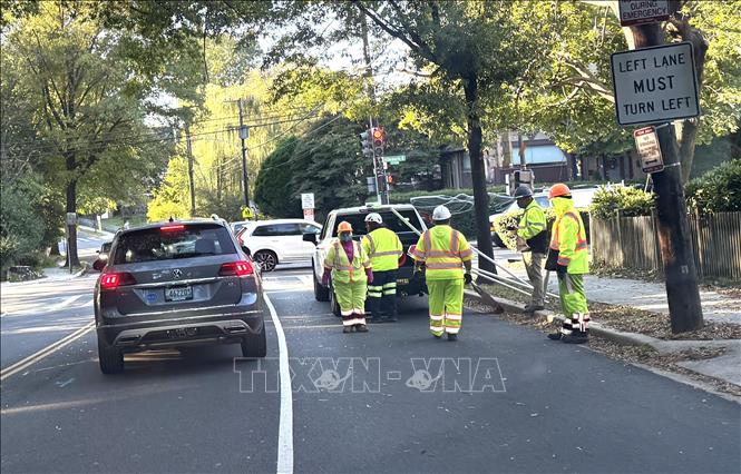 Công nhân kiểm tra và sửa chữa đường tại Washington DC. Ảnh: Quang Thịnh - PV TTXVN tại Mỹ