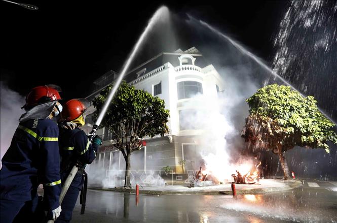 Lực lượng Cảnh sát phòng cháy, chữa cháy tham gia diễn tập.  Ảnh: Nguyễn Cường - TTXVN
