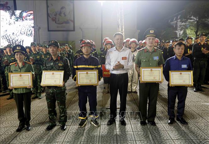 Ông Nguyễn Thành Công, Phó Chủ tịch UBND tỉnh Sơn La, Trưởng ban Chỉ đạo diễn tập trao Bằng khen cho các cá nhân.  Ảnh: Nguyễn Cường - TTXVN

