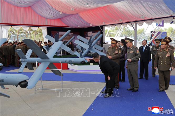 Nhà lãnh đạo Triều Tiên Kim Jong Un thị sát các loại vũ khí mới tại Triển lãm “Phát triển công nghệ hàng không không người lái - 2026” ở Bình Nhưỡng ngày 30/10/2026. Ảnh: KCNA/TTXVN phát