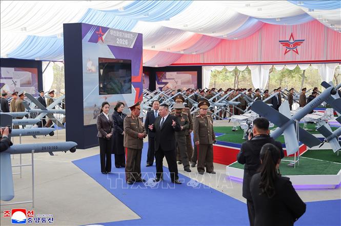 Nhà lãnh đạo Triều Tiên Kim Jong Un thị sát các loại vũ khí mới tại Triển lãm “Phát triển công nghệ hàng không không người lái - 2026” ở Bình Nhưỡng ngày 30/10/2026. Ảnh: KCNA/TTXVN phát