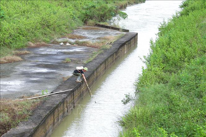Những vị trí thuận lợi dọc lưu vực sông Đào là nơi người dân lựa chọn để đánh bắt các loại cá, tôm theo phương thức kích điện. Ảnh: Xuân Tiến - TTXVN 