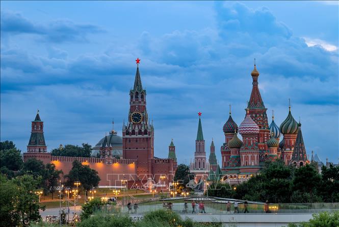 Điện Kremlin (trái) và Nhà thờ chính tòa Thánh Basil tại thủ đô Moskva, Nga. Ảnh: THX/TTXVN phát