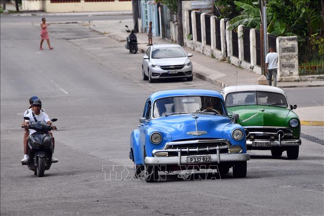 Các phương tiện di chuyển trên đường phố ở La Habana, Cuba. Ảnh: THX/TTXVN phát