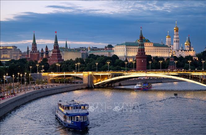 Du khách ngắm cảnh Điện Kremlin và dòng sông Moskva từ những chiếc thuyền du ngoạn trên sông ở thủ đô Moskva, Nga. Ảnh: THX/TTXVN phát